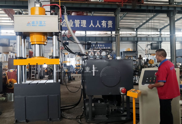 200噸四柱油壓機(jī)車間實(shí)物圖